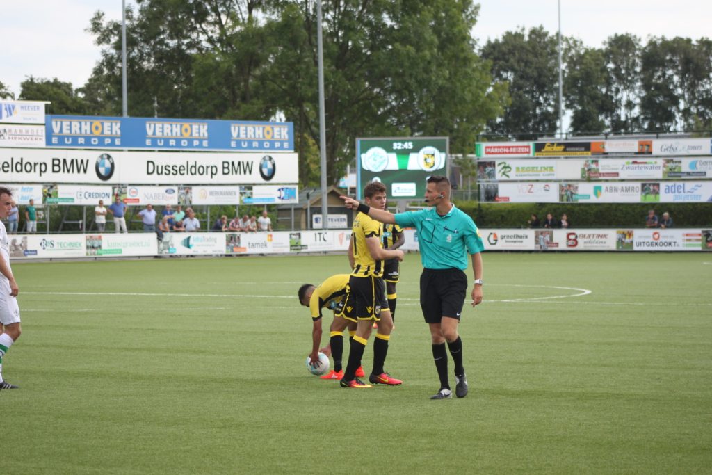 scheidsrechter-axiwi-communicatiesysteem-genemuiden-vitesse-fluiten