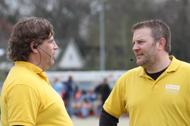 Arbitragecommissie-Hockey-vereniging-HGC-kiest-voor AXIWI Communicatiesysteem-scheidsrechters-gesprek