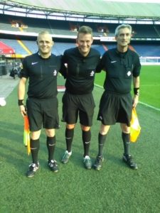 Voetbalscheidsrechters-fluiten-in-kuip-met-het-axiwi-communicatiesysteem-veld