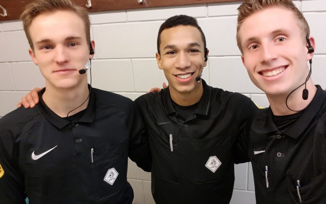 Voetbalscheidsrechters testen nieuwe AXIWI AT-350 in Beloftencompetitie