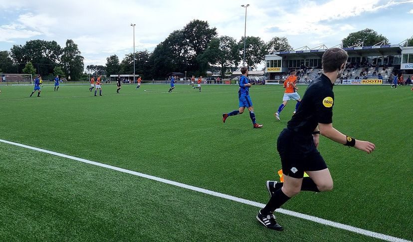 Scheidsrechters SV Noord- en West-Friesland delen ervaringen na werken met scheidsrechter headsets AXIWI