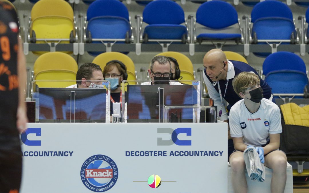 Knack Volley Roeselare schaft AXIWI headsets aan voor scheidsrechters en Video Challenge