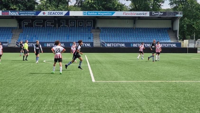 Gebruik scheidsrechter headsets FCE Talent Cup ‘een verademing’