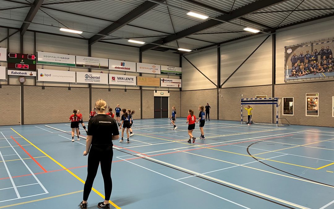 AXIWI headsets voor opleiden jeugdscheidsrechters bij Handbal SV Schalkhaar