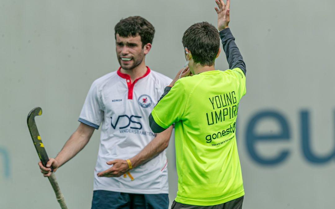 Waarom jeugdscheidsrechters RAHC Umpire Academy zonder headets worden opgeleid